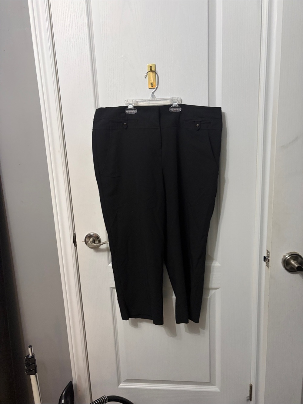 Larry Levine Black Women's Tailored Capri pants